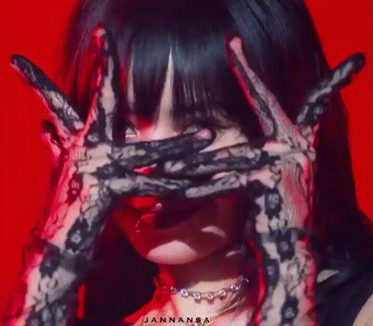 Ngoại hình biến đổi gây sốc của búp bê Thái: Lúc xinh như nàng thơ, khi hở bạo khiến cả thế giới tranh cãi - Hình 15