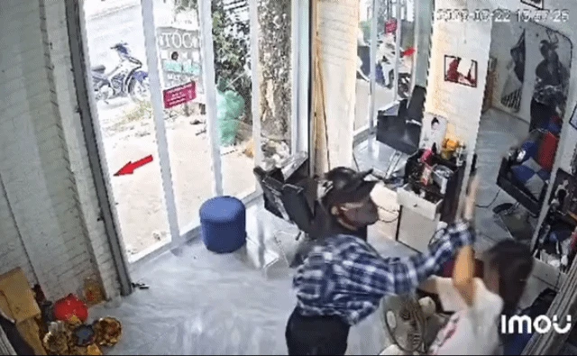 Người đàn ông lạ mặt xông vào hành hung nữ chủ tiệm cắt tóc ở Nghệ An - Hình 1