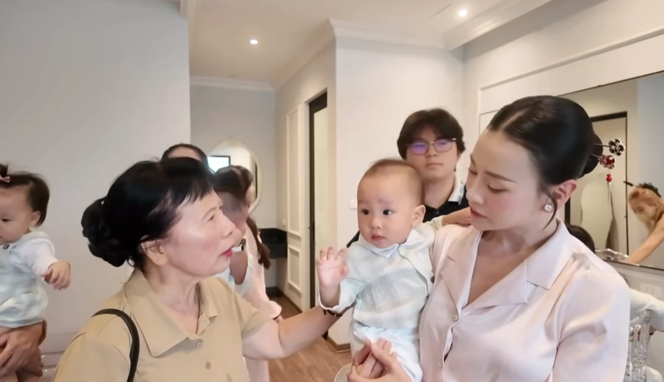 Phương Oanh bị mẹ chồng nhắc chuyện chăm sóc cháu giữa chốn đông người, phản ứng thế nào mà ai cũng khen khéo? - Hình 1