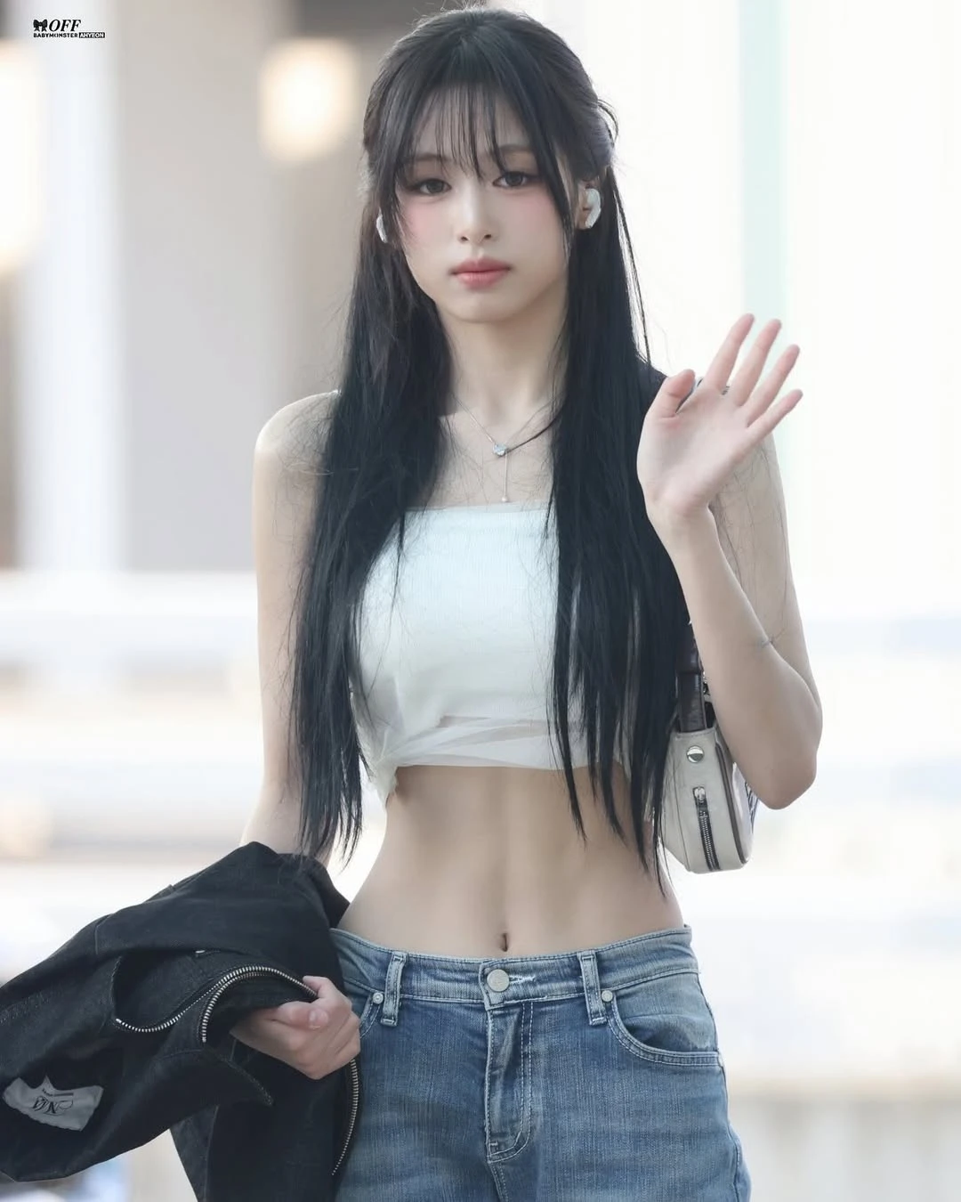 Ahyeon (BABYMONSTER) náo loạn sân bay, visual miễn chê, bất ngờ có hành động lạ - Hình 3