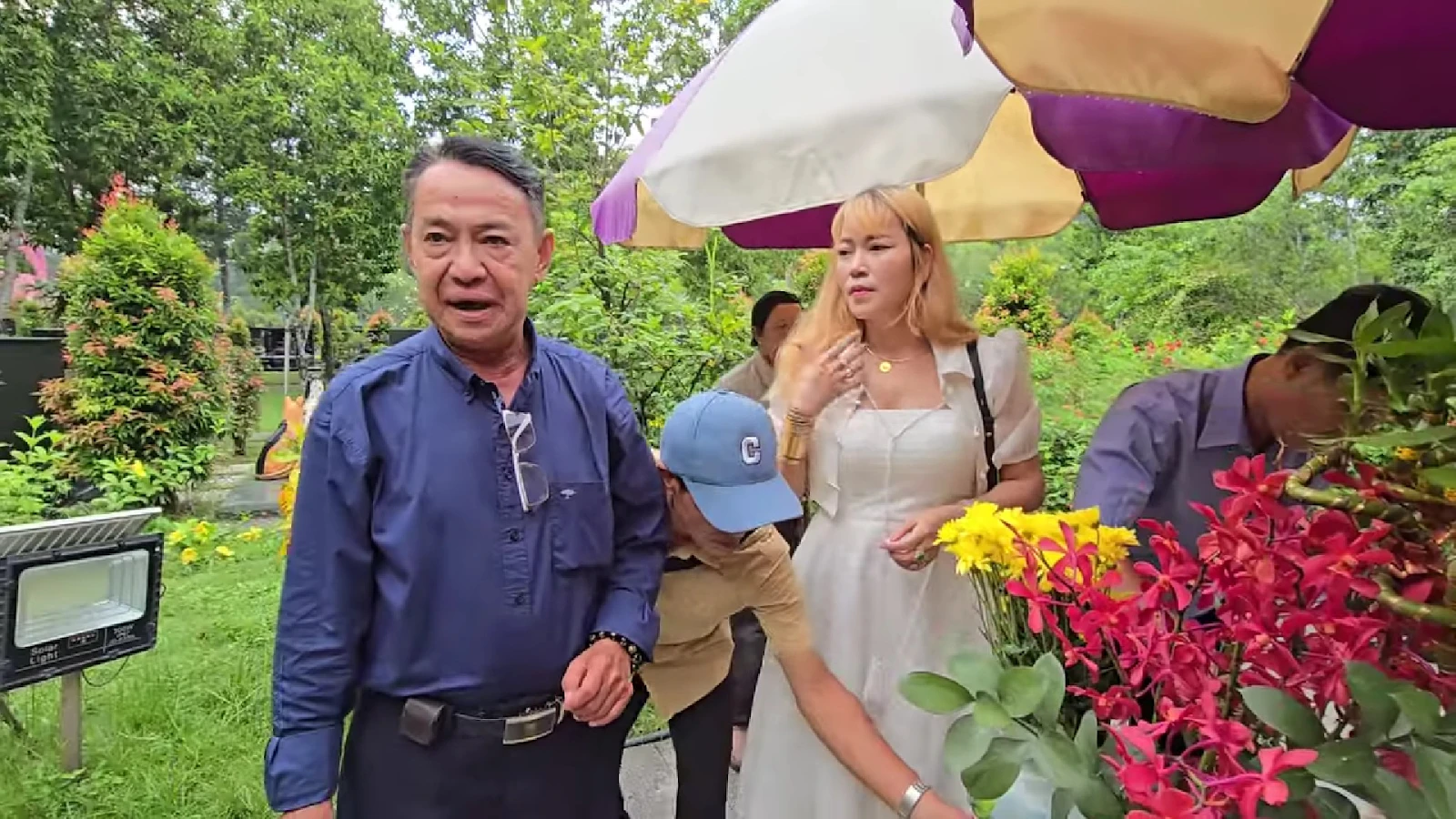 Bạn thân NS Vũ Linh làm bưng bê, bất ngờ đến mộ, thắp hương khấn 1 câu lộ bí mật - Hình 1