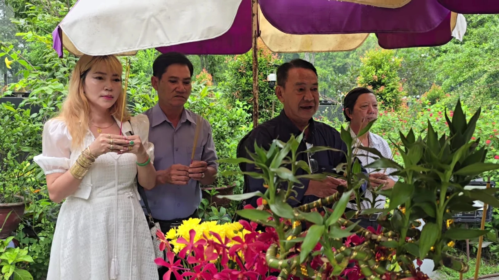 Bạn thân NS Vũ Linh làm bưng bê, bất ngờ đến mộ, thắp hương khấn 1 câu lộ bí mật - Hình 2