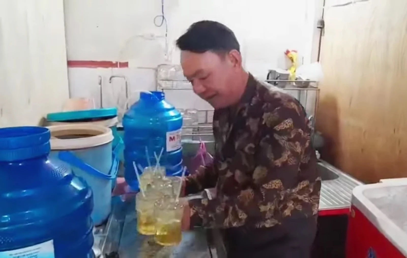 Bạn thân NS Vũ Linh làm bưng bê, bất ngờ đến mộ, thắp hương khấn 1 câu lộ bí mật - Hình 4