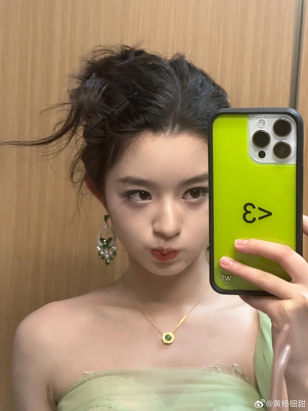Mỹ nhân Cbiz đẩy cha ruột vào vòng lao lý, gia đình phá sản chỉ vì 1 trang sức - Hình 1