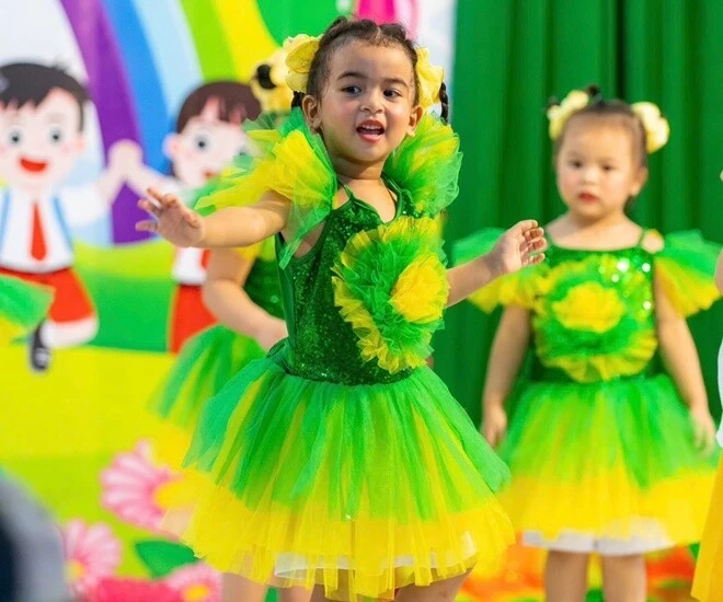 Võ Hạ Trâm lụt nghề, hát hit diễu binh phải lên gân cốt, kém thần thái - Hình 6