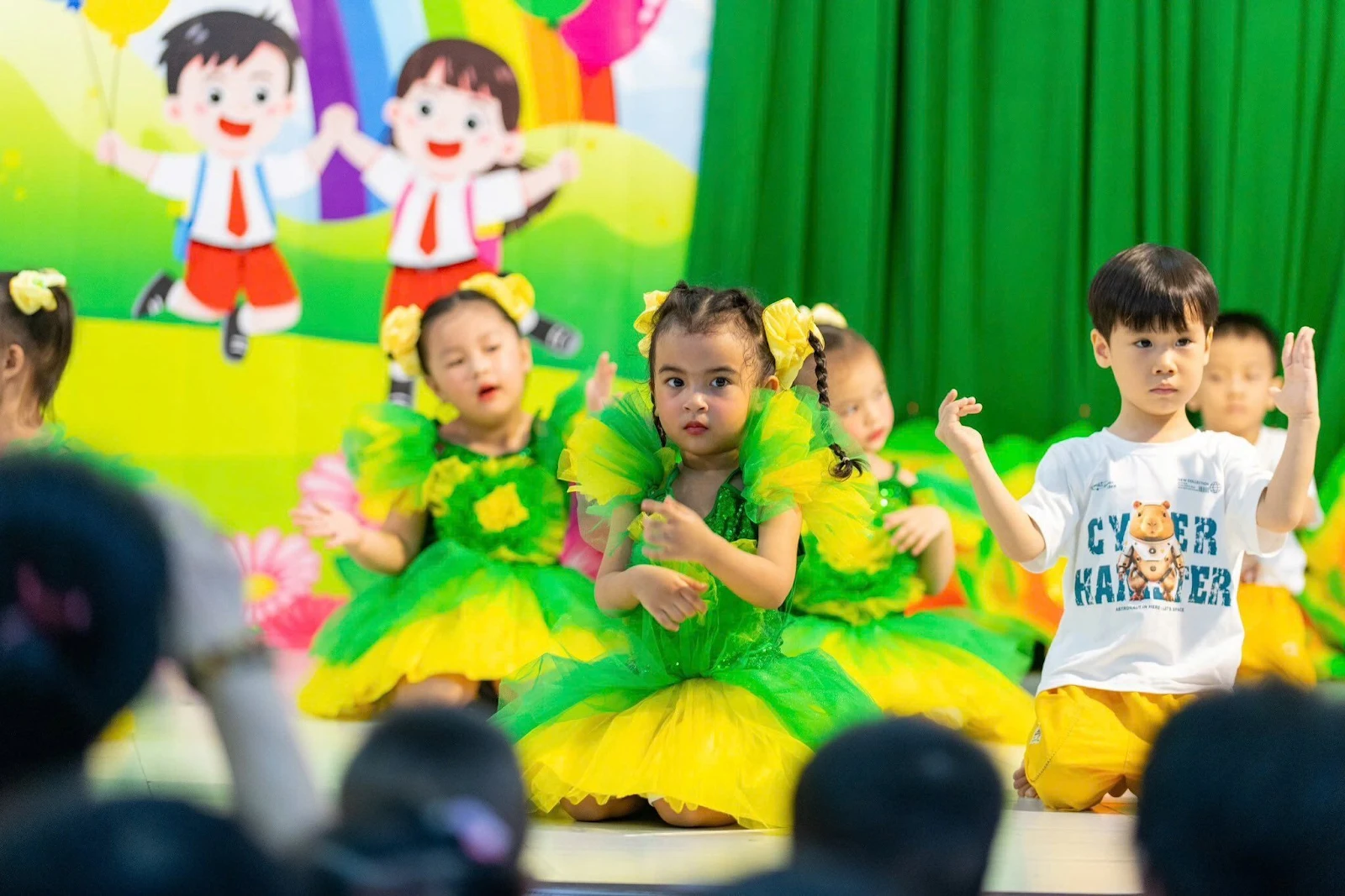 Võ Hạ Trâm lụt nghề, hát hit diễu binh phải lên gân cốt, kém thần thái - Hình 5