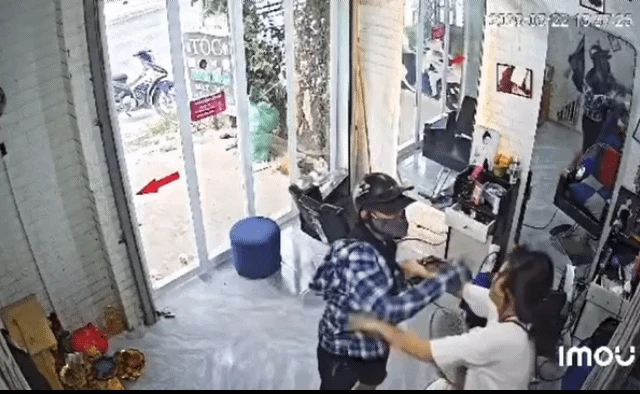 Vụ người đàn ông tấ.n côn.g nữ chủ tiệm cắt tóc: Nạ.n nhâ.n nhập viện - Hình 1