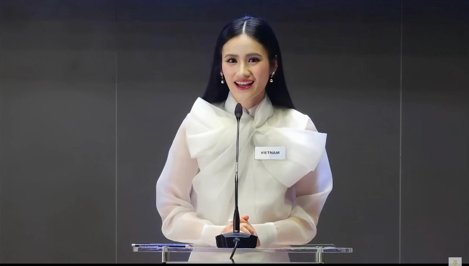 Ý Nhi có hy vọng intop Miss World, chỉ cần đánh bại 2 người, bất ngờ bị quay lén - Hình 7