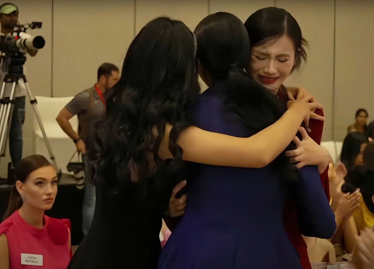 Ý Nhi mất điểm, khóc nhè ở Miss World, fan khó hiểu nói không thắng thì ăn vạ? - Hình 4