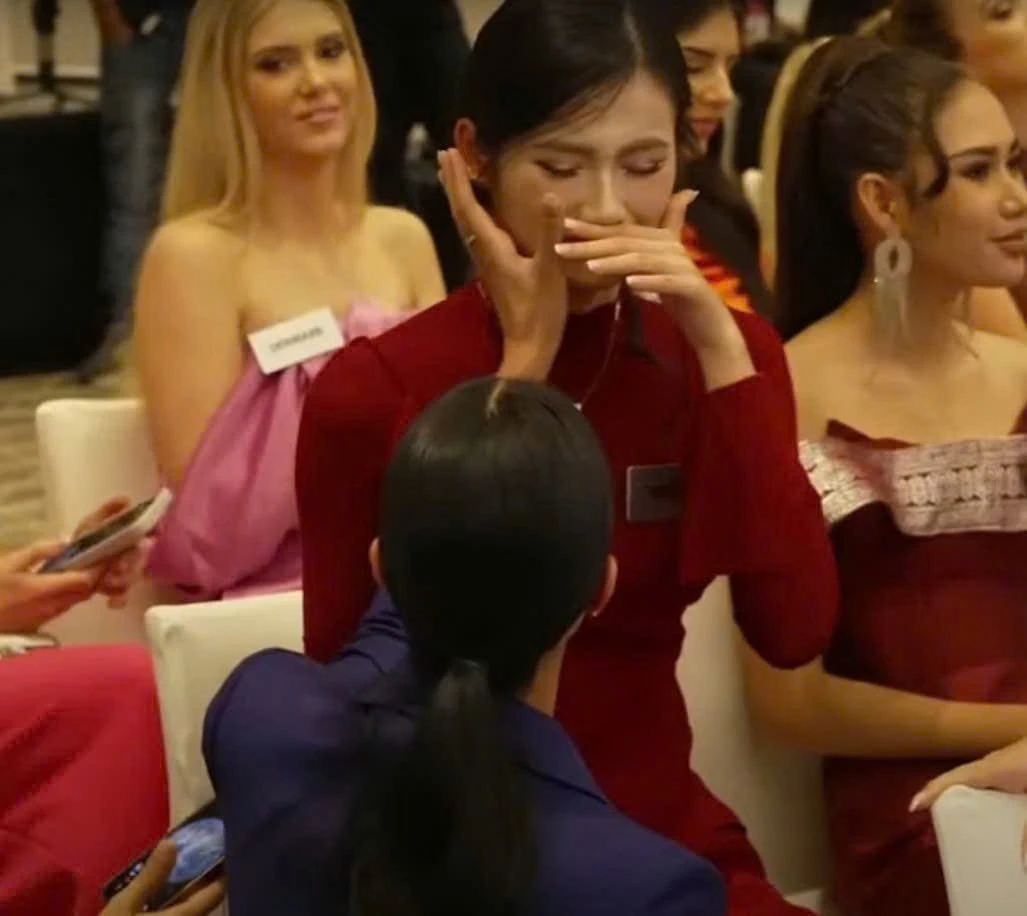 Ý Nhi mất điểm, khóc nhè ở Miss World, fan khó hiểu nói không thắng thì ăn vạ? - Hình 3