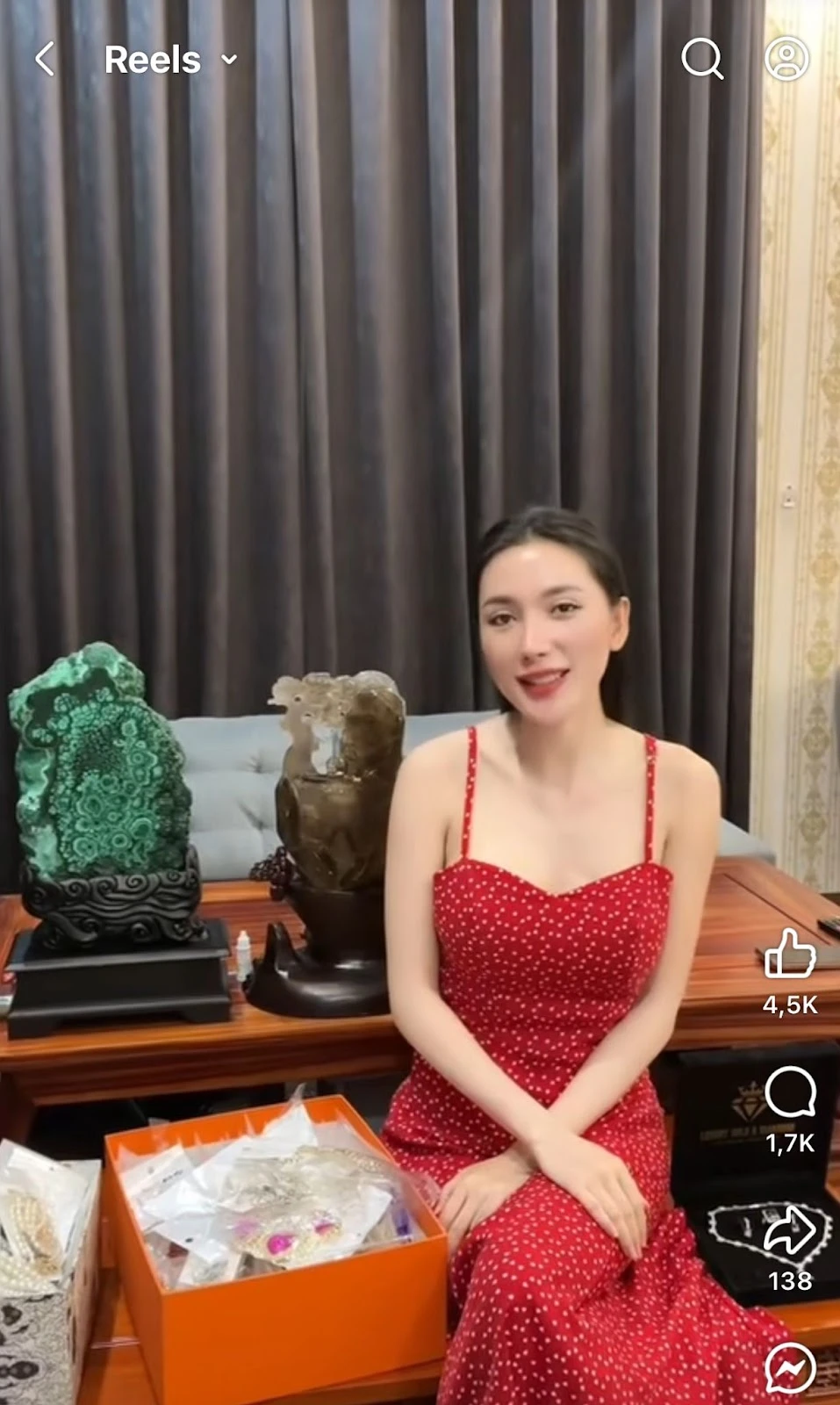 Ngân Collagen nghi phông bạt kim cương, nhân viên nói hớ làm lộ tẩy? - Hình 1