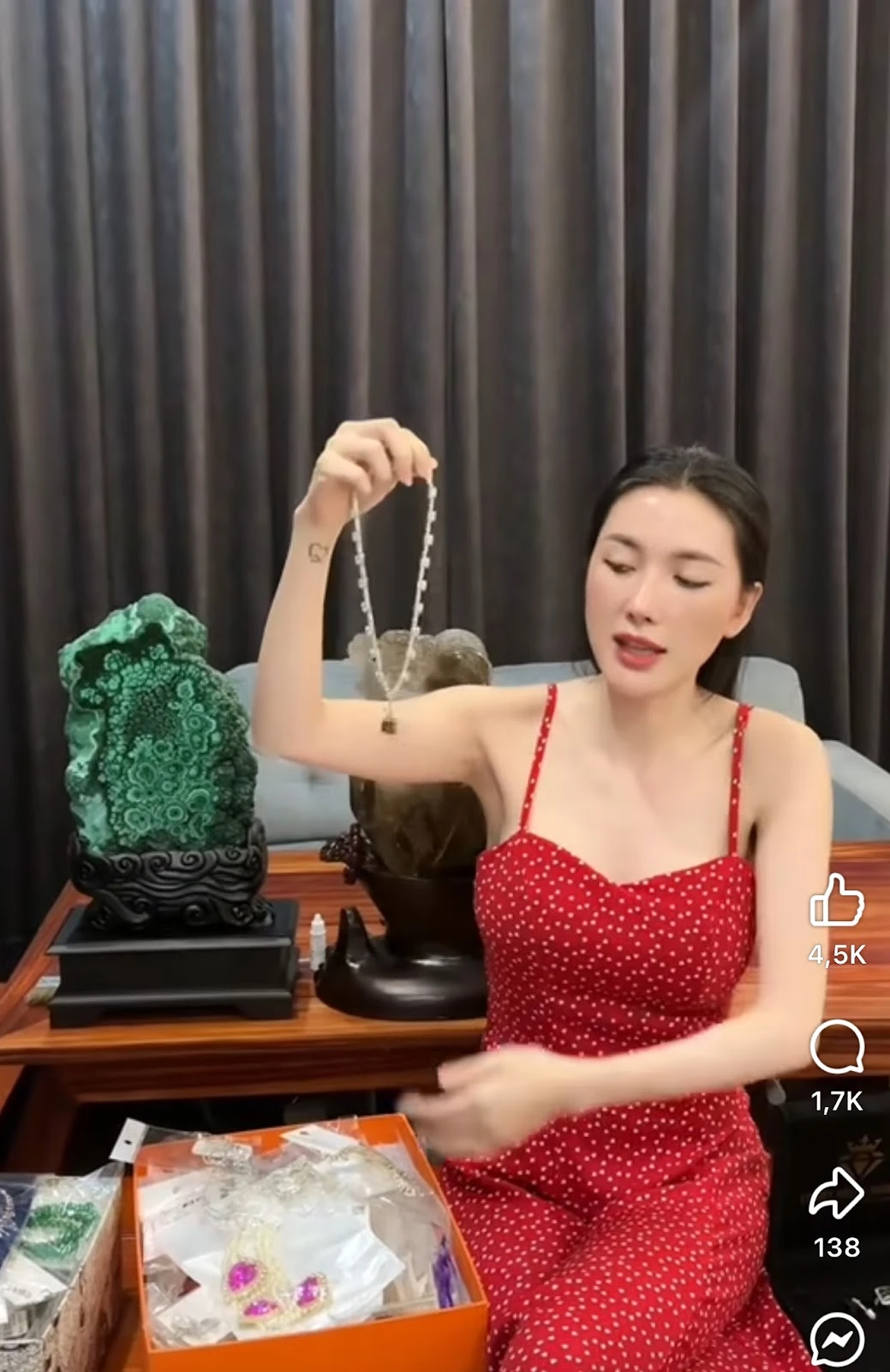 Ngân Collagen nghi phông bạt kim cương, nhân viên nói hớ làm lộ tẩy? - Hình 2