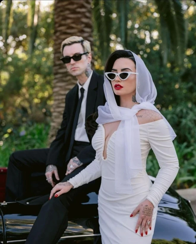 Demi Lovato bất thình lình lên xe hoa, fan chưng hửng, ảnh cưới gây sốt - Hình 4
