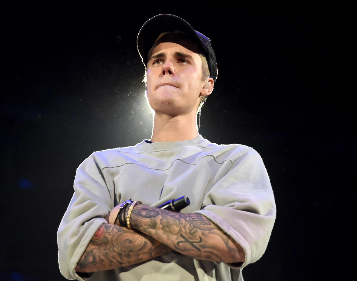 Justin Bieber lộ diện sau tin phá sản, mặt biến dạng vì chất cấm, biểu hiện lạ - Hình 3