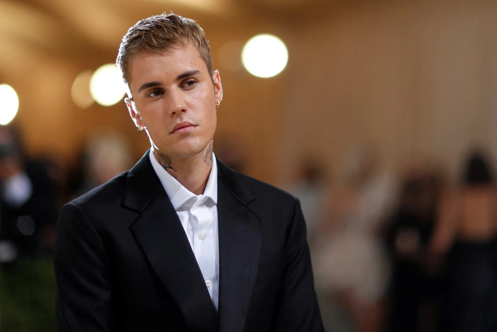 Justin Bieber lộ diện sau tin phá sản, mặt biến dạng vì chất cấm, biểu hiện lạ - Hình 4