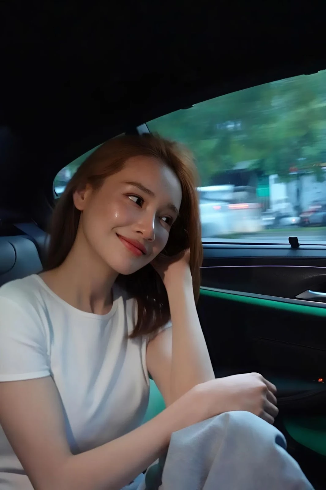 Bà xã Trường Giang tự tay xuống tóc, vibe lạ nhất trong sự nghiệp, như gái 18 - Hình 4