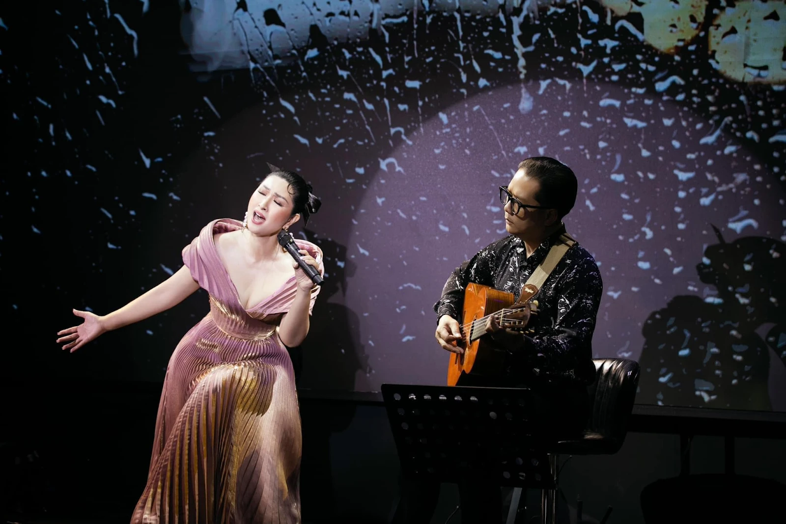 Ca sĩ Nguyễn Hồng Nhung: Quá khứ buồn, 44 tuổi lộ bụng bầu gần đẻ vẫn đi hát - Hình 2