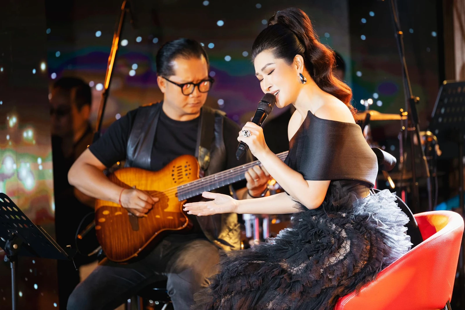 Ca sĩ Nguyễn Hồng Nhung: Quá khứ buồn, 44 tuổi lộ bụng bầu gần đẻ vẫn đi hát - Hình 1