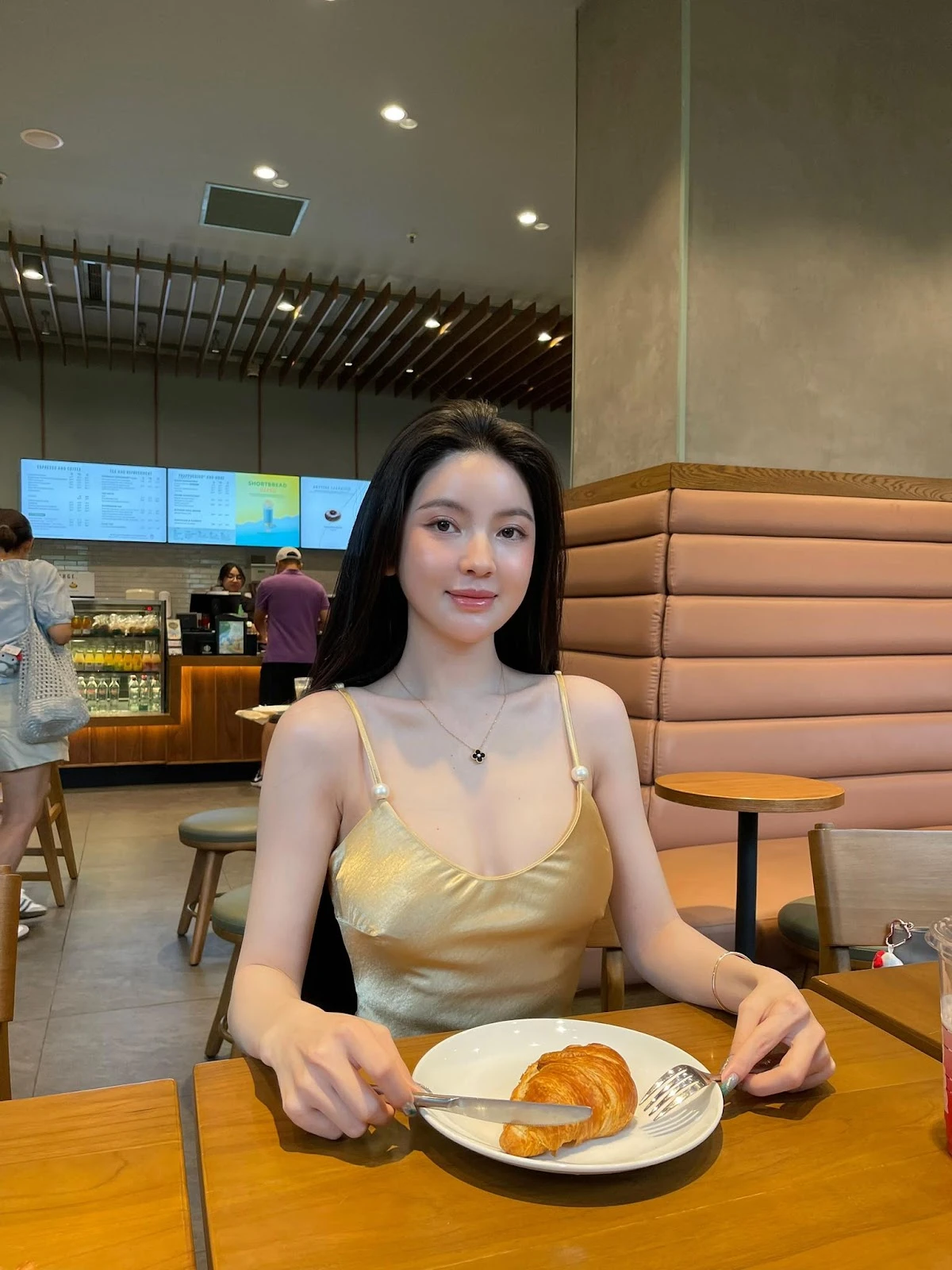 Chu Thanh Huyền thay đổi chóng mặt, ngày càng hở bạo, thái độ Quang Hải mới sốc - Hình 1