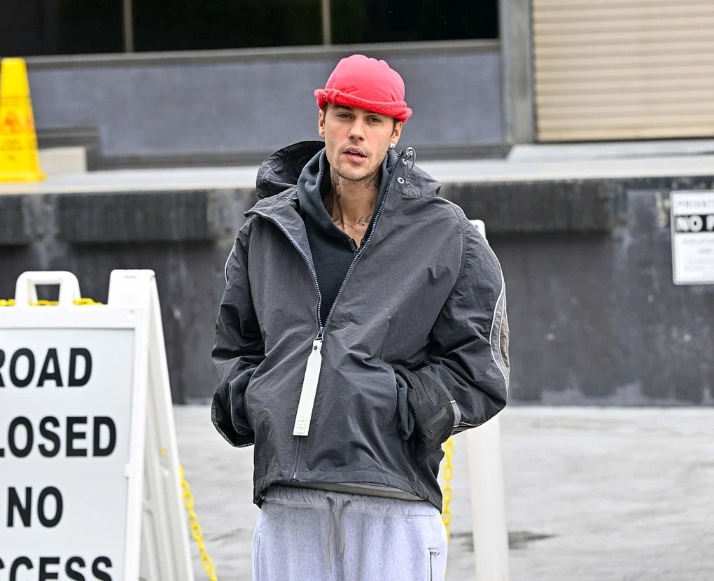 Justin Bieber lộ bản tính ong bướm mập mờ bản sao Selena Gomez, hôn nhân đổ vỡ - Hình 1