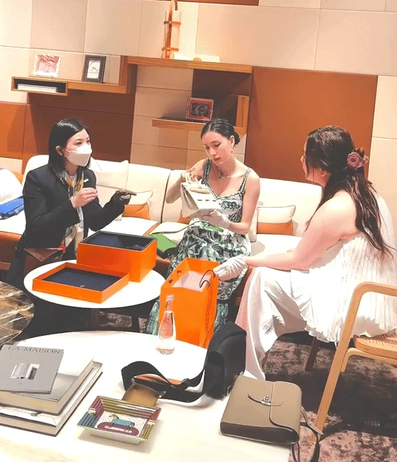 Phú bà Ngân Collagen và núi đồ hiệu lạ lắm: Toàn Hermès, Dior... mà nhìn kiểu gì cũng thấy dại - Hình 15