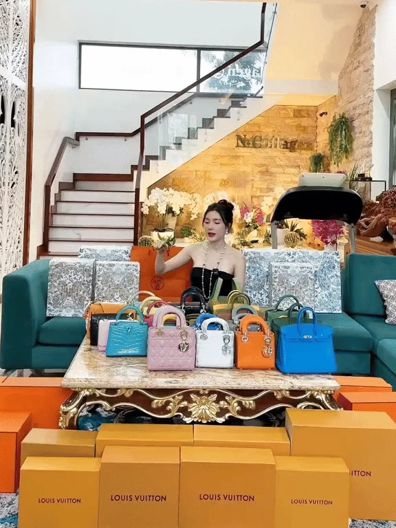 Phú bà Ngân Collagen và núi đồ hiệu lạ lắm: Toàn Hermès, Dior... mà nhìn kiểu gì cũng thấy dại - Hình 6
