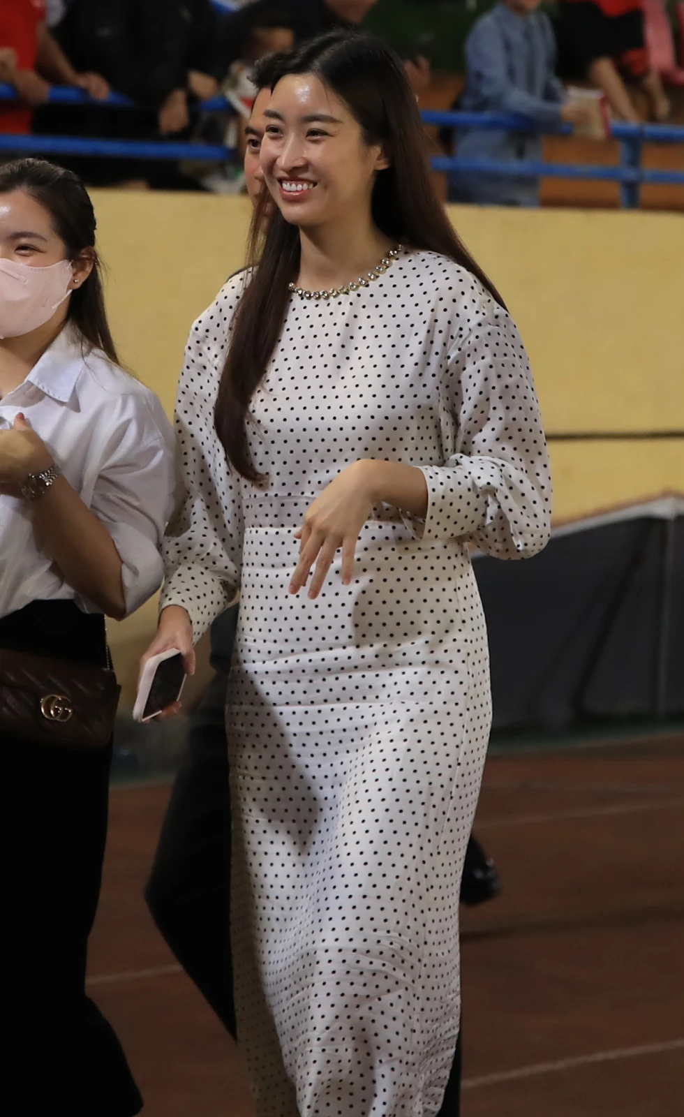 Đỗ Mỹ Linh đi xe 20tỷ, lộ chi tiết nghi có thai lần 2 khi anh chồng có con thứ 3 - Hình 1