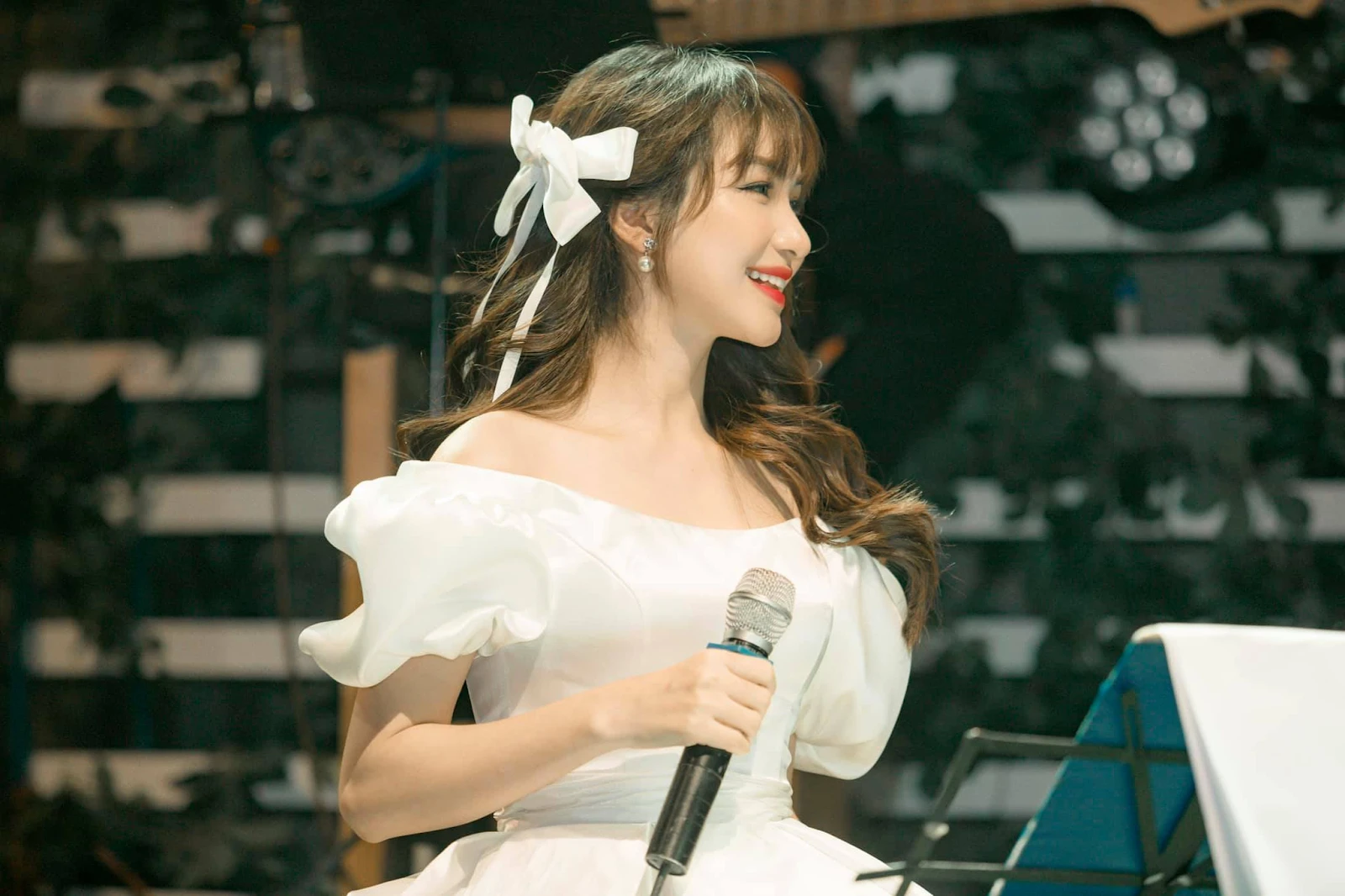 Hoa Minzy steals Phuong Linhs hit, sings publicly at a music event, who is better? - Photo 3