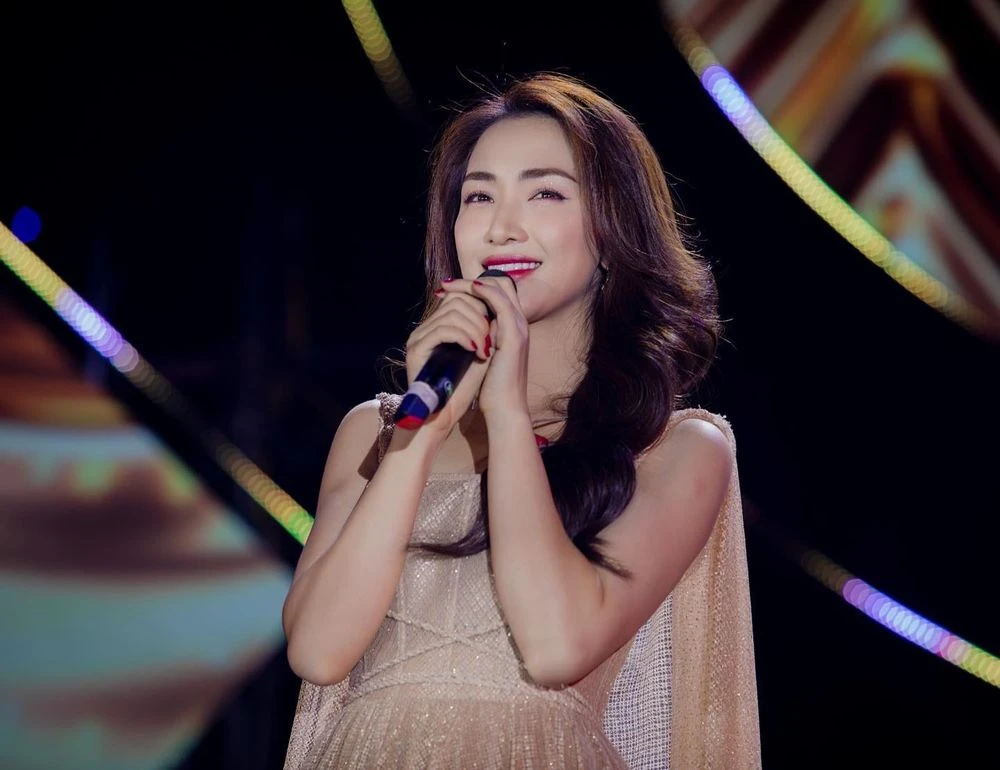 Hoa Minzy steals Phuong Linhs hit, sings publicly at a music event, who is better? - Photo 1