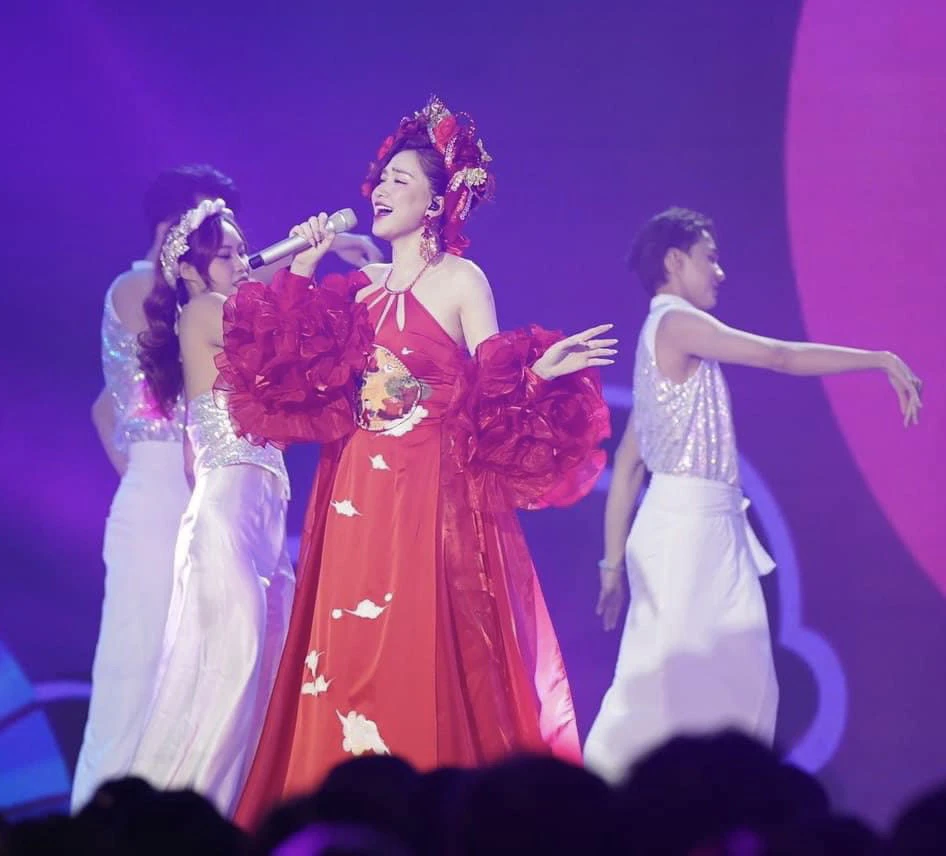 Hoa Minzy steals Phuong Linhs hit, sings publicly at a music event, who is better? - Photo 5