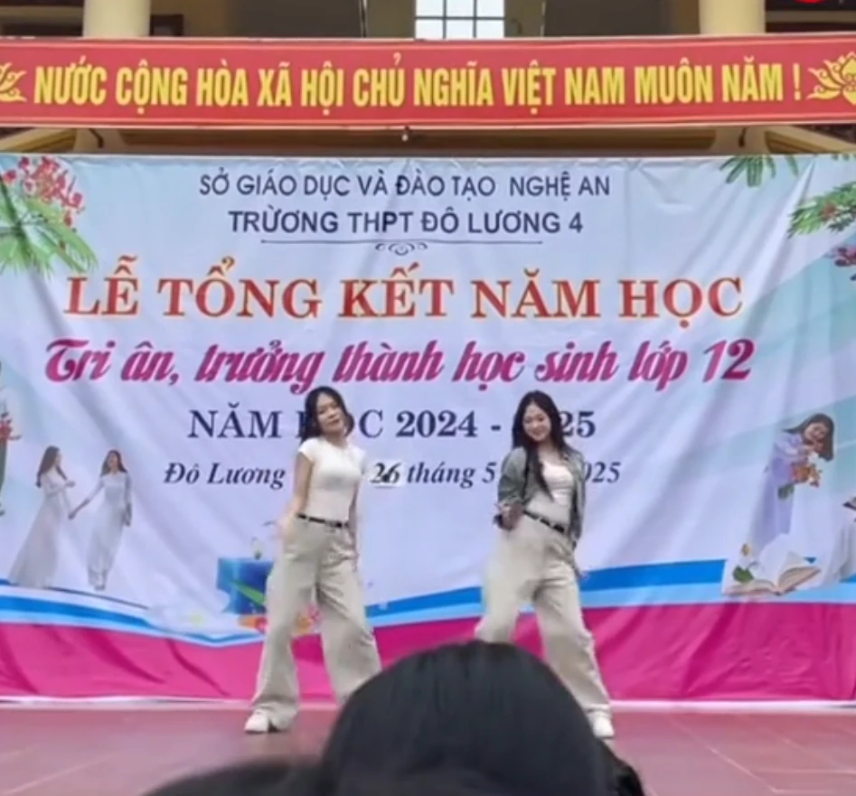 2 nữ sinh vượt quy chuẩn xã hội, mặc đồ ôm sát nhảy 1 kiểu khiến MXH bức xúc? - Hình 2
