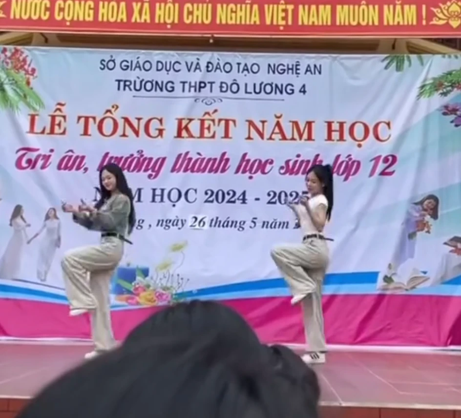 2 nữ sinh vượt quy chuẩn xã hội, mặc đồ ôm sát nhảy 1 kiểu khiến MXH bức xúc? - Hình 3