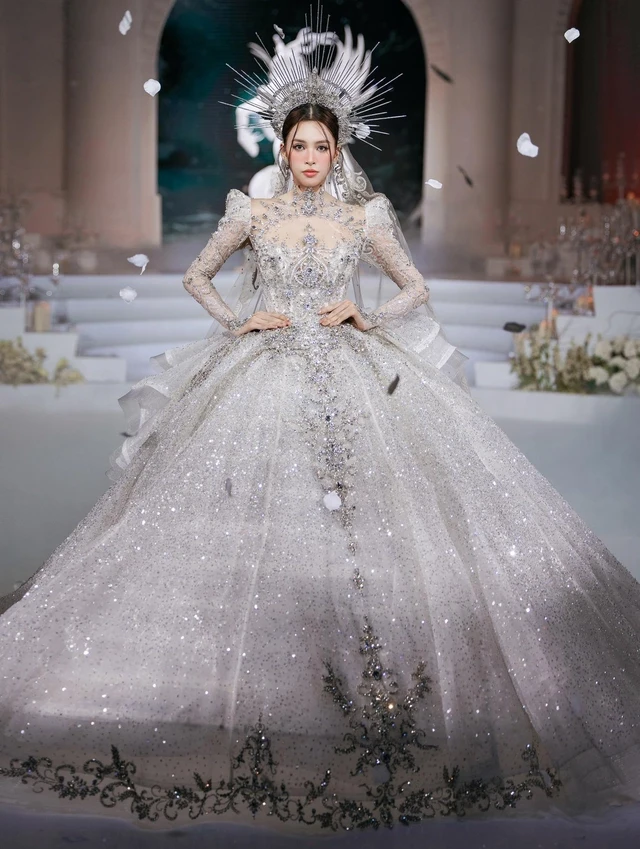 Midu chạm trán hoa hậu hiếm có của Sen Vàng, visual không đùa được - Hình 3