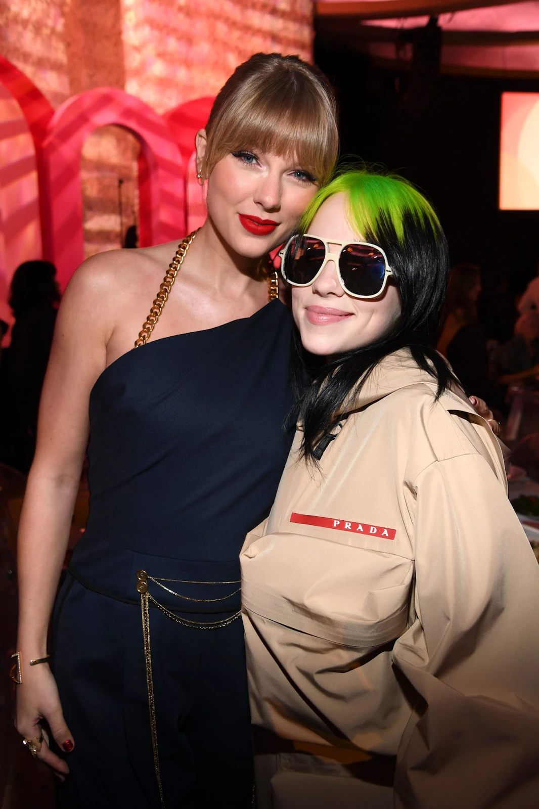 Taylor Swift mất tích bí ẩn, nói gì khi bạn thân Billie Eilish thắng AMA 2025 - Hình 3