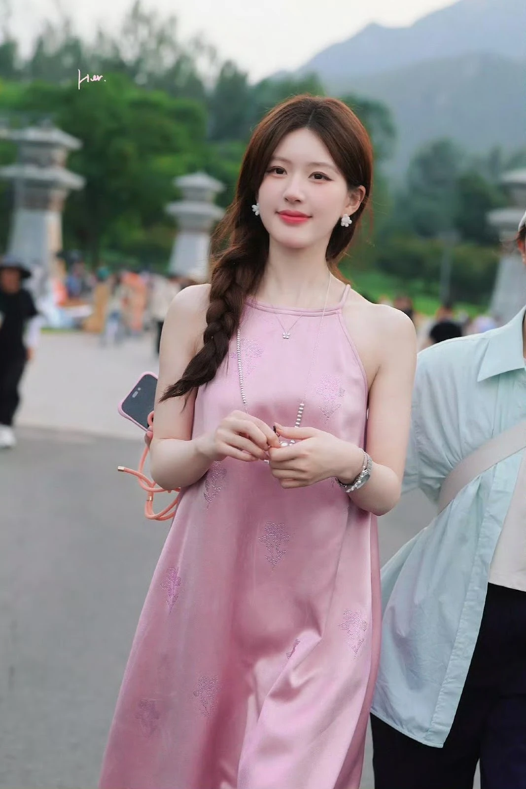 Triệu Lộ Tư nghi chiêu trò đánh bóng tên tuổi, fan bất ngờ quay lưng phản ứng? - Hình 2