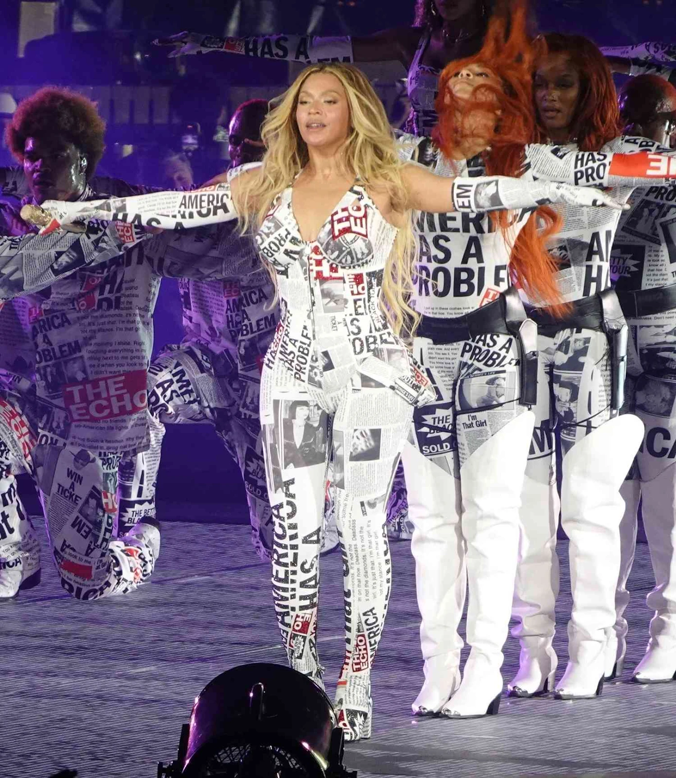 Beyoncé châm lửa piano, lái xe mui trần lơ lửng tại concert, nhận tối hậu thư - Hình 2