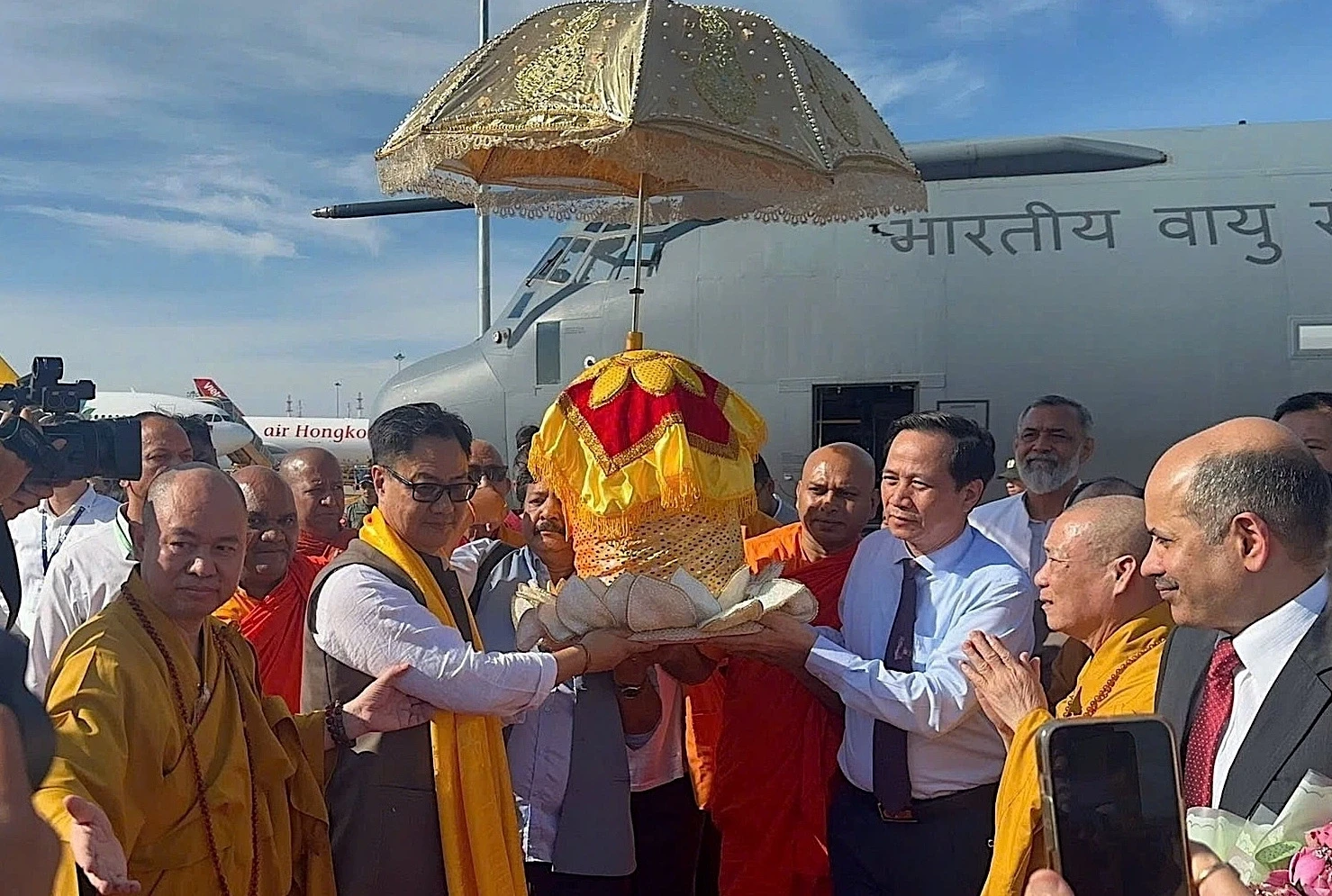 Chiêm bái Xá lợi Đức Phật: cảnh tượng phật tử đổ xô gây sốt, bảo tháp có gì? - Hình 1