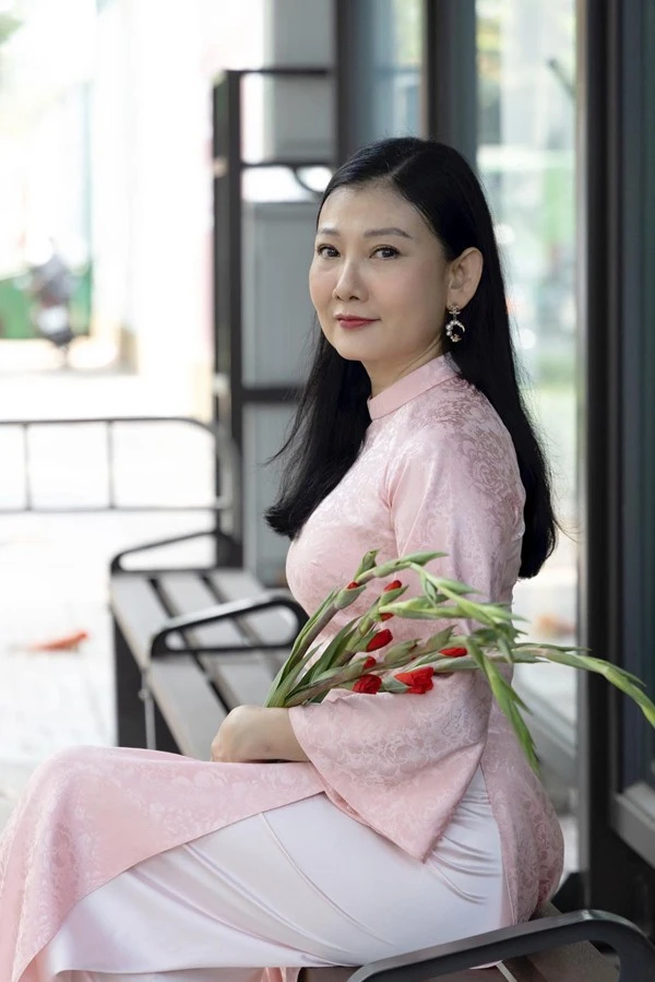 Cuộc đời nữ NSND nổi tiếng cả nước: 50 tuổi vẫn trẻ đẹp, chưa lấy chồng dù nhiều người theo đuổi - Hình 1
