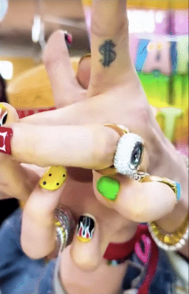 Đoạn clip đứng giữa nhiều cô gái hút 5 triệu views khiến G-Dragon bị hỏi Anh ta bị sao vậy? - Hình 3