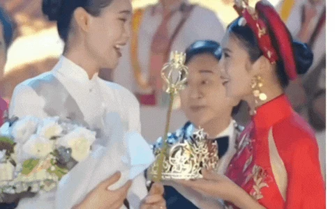 Đoạn clip gây xôn xao vì hành động lạ của Hoa hậu Ý Nhi và Jack - Hình 3
