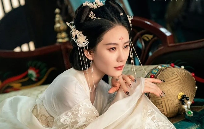 Lưu Thi Thi chìm nghỉm giữa dàn nữ phụ, dáng đứng kỳ quặc, fan xem mà mỏi cổ - Hình 4