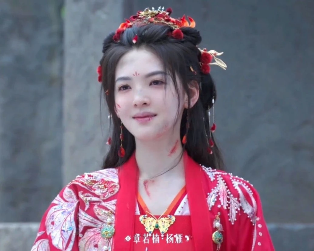 Lưu Thi Thi chìm nghỉm giữa dàn nữ phụ, dáng đứng kỳ quặc, fan xem mà mỏi cổ - Hình 6