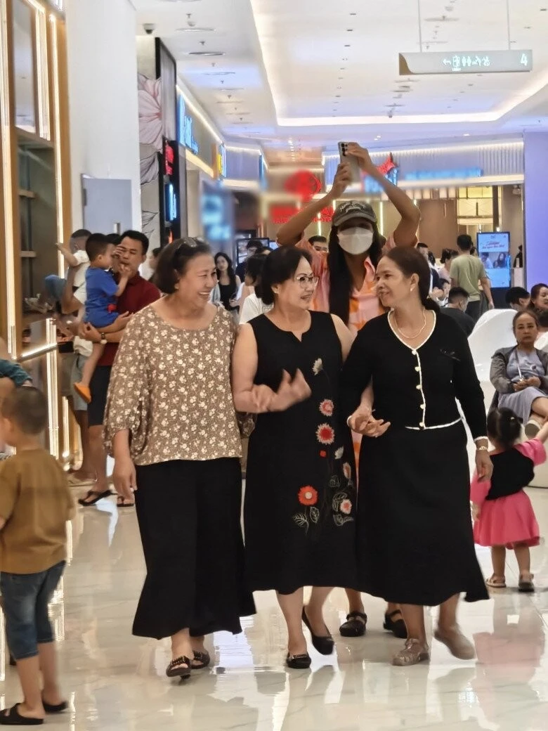 Mẹ HHen Niê chạm mặt bà xui, lộ thái độ bất ngờ, có thân thiết như lời đồn? - Hình 3