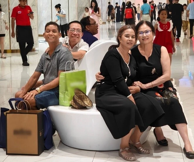 Mẹ HHen Niê chạm mặt bà xui, lộ thái độ bất ngờ, có thân thiết như lời đồn? - Hình 1