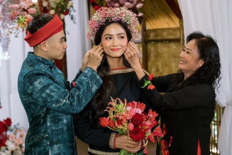 Mẹ HHen Niê chạm mặt bà xui, lộ thái độ bất ngờ, có thân thiết như lời đồn? - Hình 5