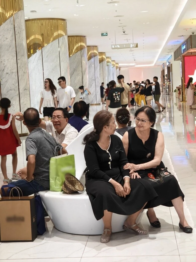 Mẹ HHen Niê chạm mặt bà xui, lộ thái độ bất ngờ, có thân thiết như lời đồn? - Hình 2