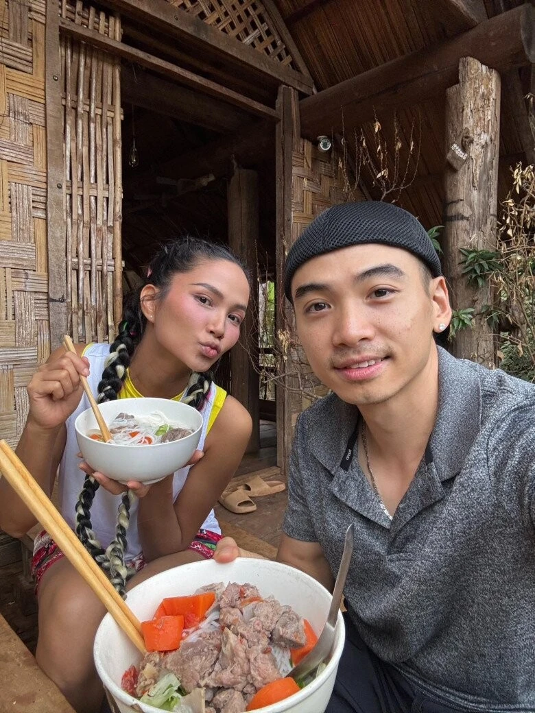 Mẹ HHen Niê chạm mặt bà xui, lộ thái độ bất ngờ, có thân thiết như lời đồn? - Hình 6