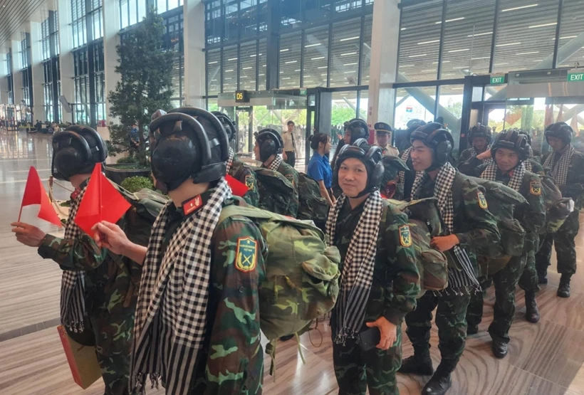 Nữ tiếp viên thắng đời 1000 lần, check in cùng dàn cực phẩm quân nhân, MXH ước - Hình 3