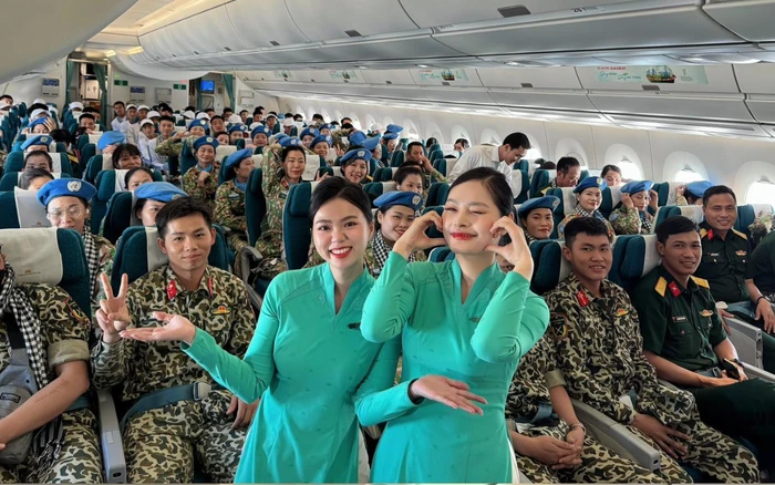 Nữ tiếp viên thắng đời 1000 lần, check in cùng dàn cực phẩm quân nhân, MXH ước - Hình 1