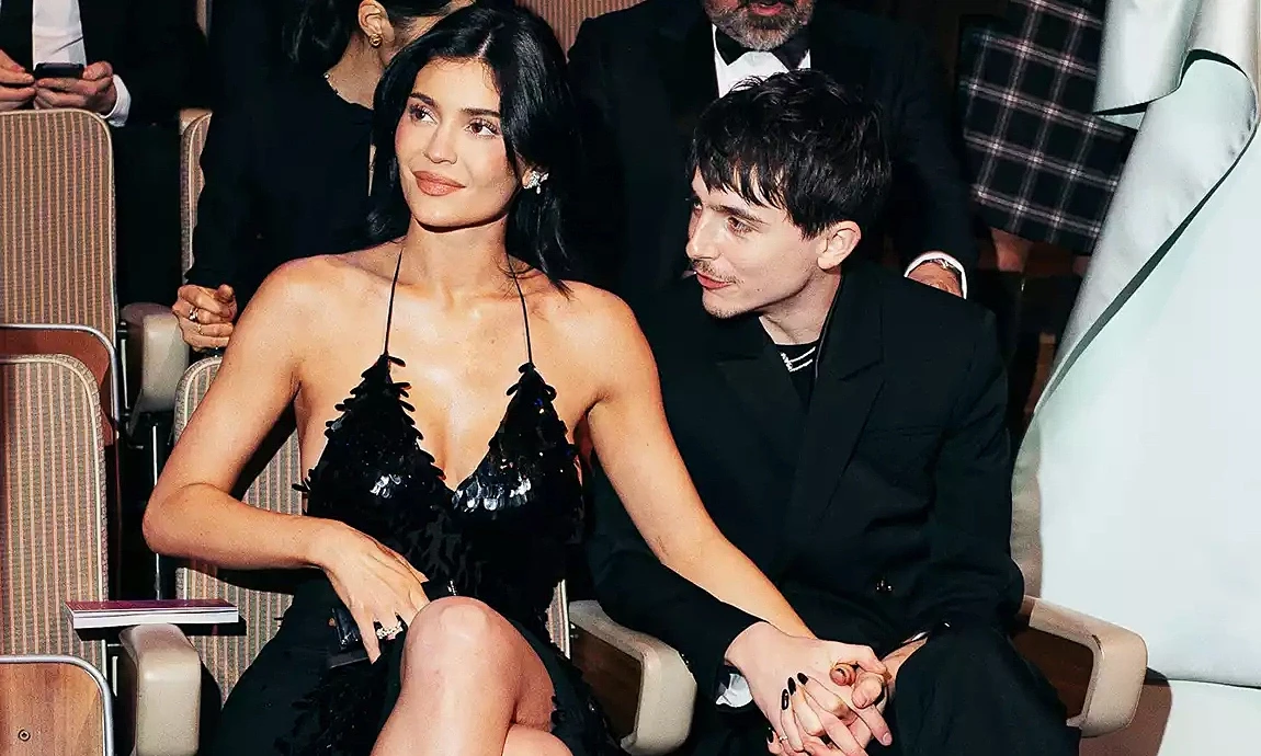 Timothée Chalamet và Lily-Rose Depp tái ngộ, màn đá đểu khét lẹt làm fan hóng - Hình 6